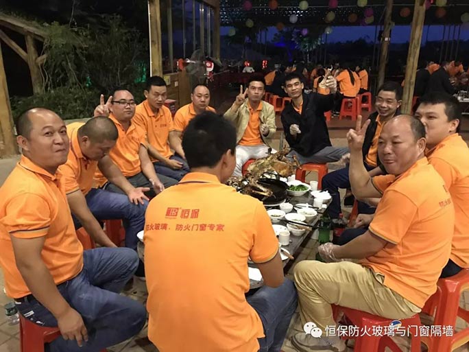 主題：“團(tuán)結(jié)”與“效率”！精誠團(tuán)結(jié)、再創(chuàng)新高！ --記公司在2017年10月17日組織了一場高明盈香戶外拓展旅游活動